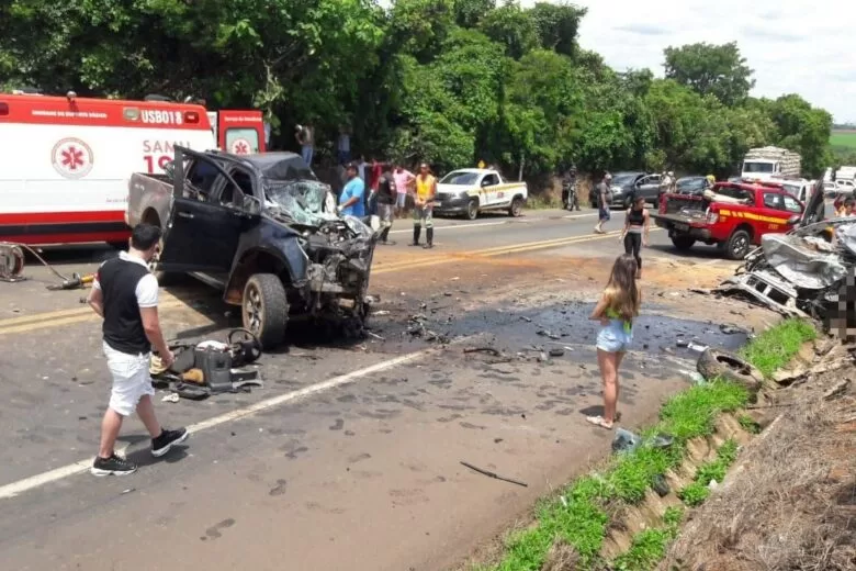 Van e ônibus batem de frente na BR-251 e dois morrem, em Minas - Estradas