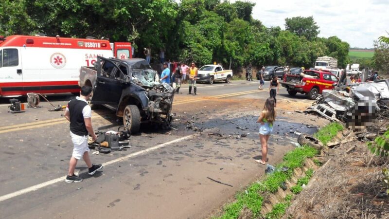 Uma pessoa morre e outras cinco ficam feridas em acidente na BR-365; caminhonete ultrapassou em local proibido