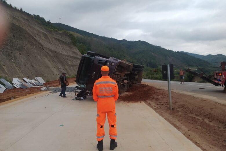 Caminhão tomba e motorista fica ferido na BR-381