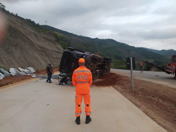Caminhão tomba e motorista fica ferido na BR-381