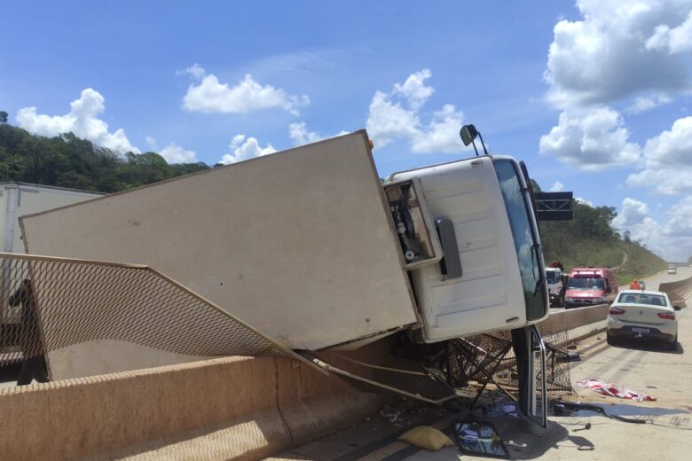 Acidente com caminhão deixa motorista ferido na BR-381