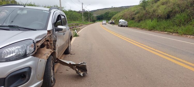 kadett-roda-na-pista-e-bate-contra-uno-em-itabira