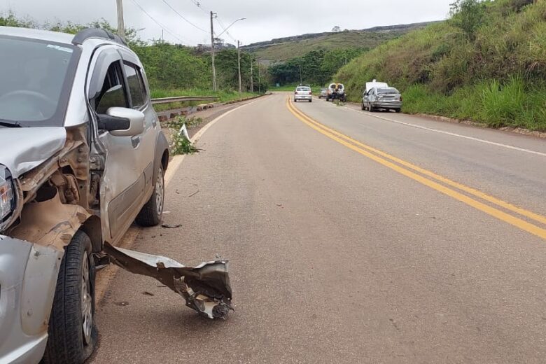 Kadett roda na pista e bate contra Uno em Itabira