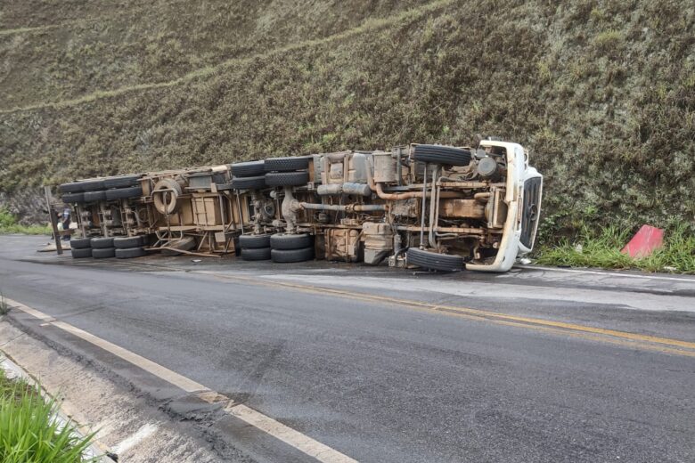 Carreta com porcelanato tomba na estrada de Nova Era