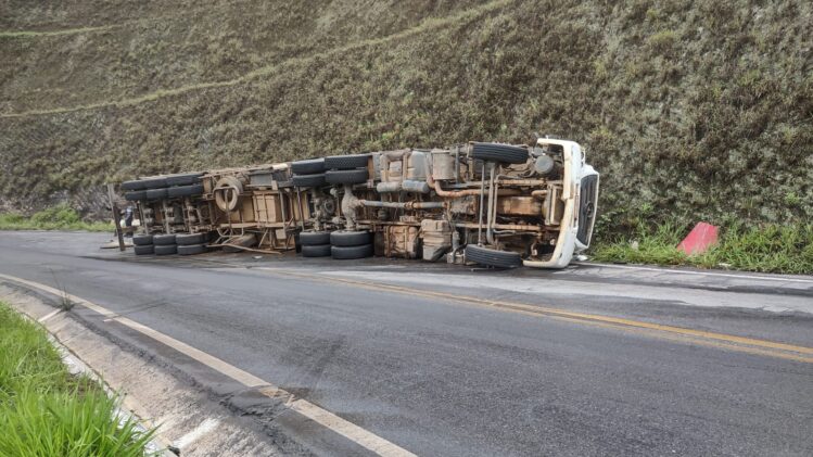 Carreta com porcelanato tomba na estrada de Nova Era
