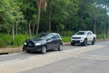 Carro bate na traseira de caminhão na avenida Carlos Drummond de Andrade, em Itabira