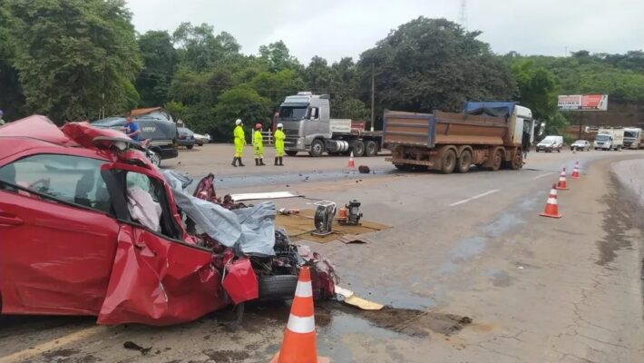 Colisão entre carro e carreta deixa uma pessoa morta na BR-040, em Congonhas