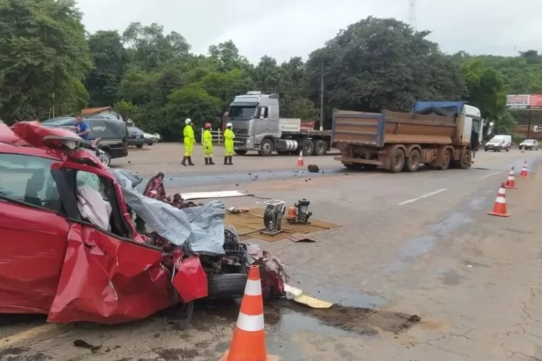 Colisão entre carro e carreta deixa uma pessoa morta na BR-040, em Congonhas