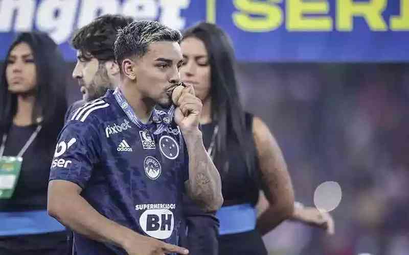 Dirigente do Cruzeiro comenta futuro de Bidu e Lincoln