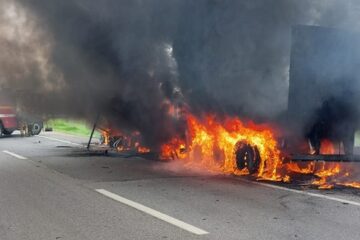 Caminhão pega fogo após bater em mureta do acostamento na BR-381