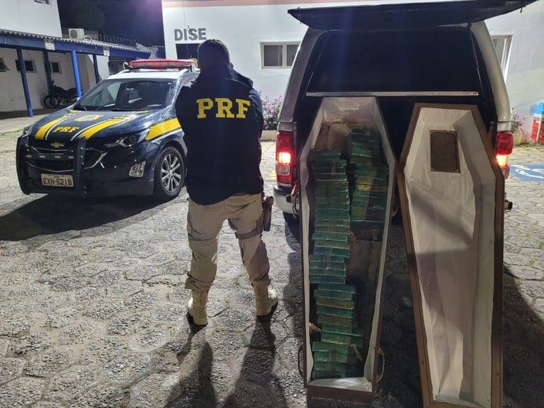 PRF prende homem que transportava droga escondida dentro de caixão para BH