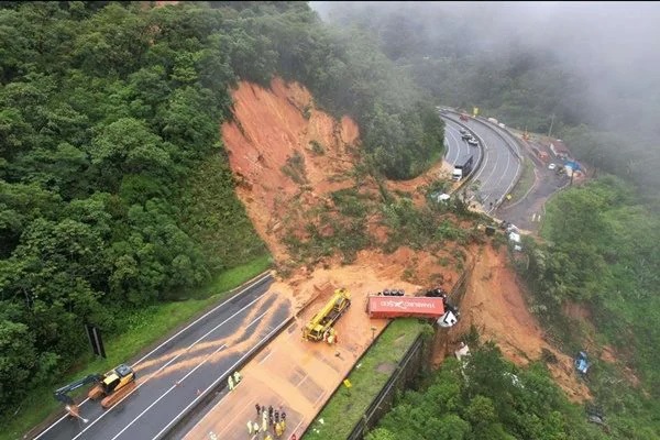Após deslizamento, trecho de pista da BR-376 pode desabar no Paraná