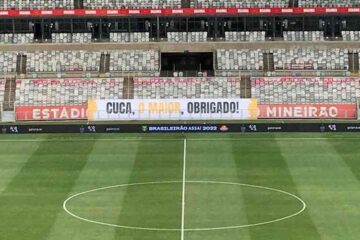 Perto do adeus? Torcida do Atlético homenageia Cuca com faixa no Mineirão