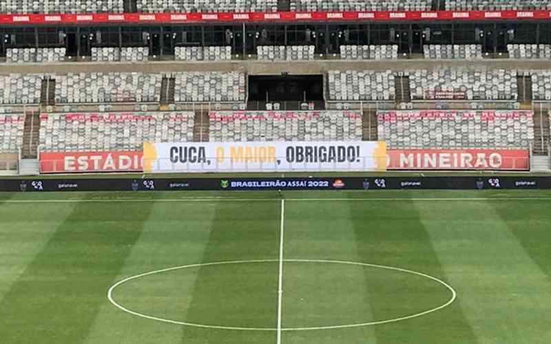 Perto do adeus? Torcida do Atlético homenageia Cuca com faixa no Mineirão