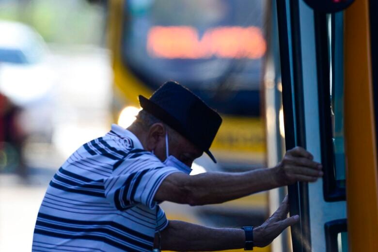 Uso de máscara deixa de ser obrigatório no transporte coletivo de Belo Horizonte