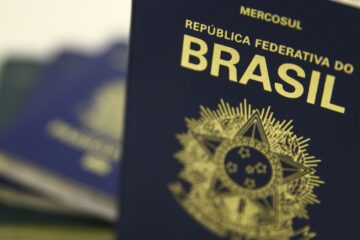 Secretário promete liberar verba para retomar emissão de passaportes