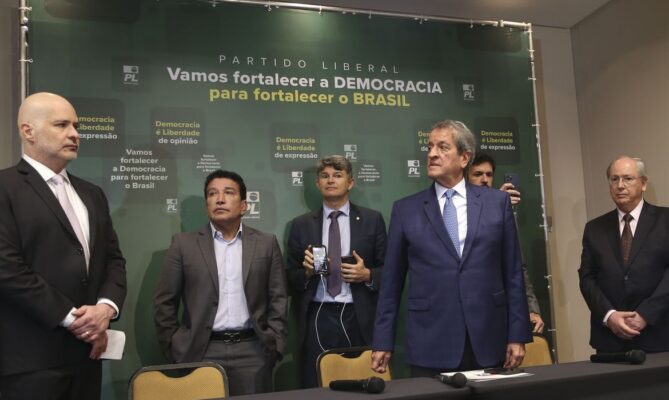 Partido de Bolsonaro recorre ao TSE para invalidar votos de 279 mil urnas eletrônicas