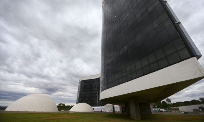 Alexandre de Moraes desbloqueia recursos do PP e Republicanos em ação sobre urnas