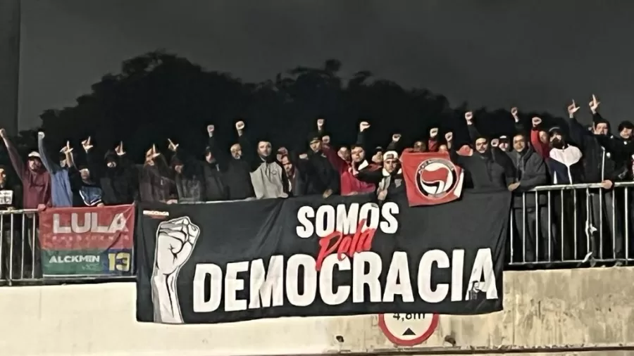 Corinthianos dispersam protesto bolsonarista na Marginal Tietê