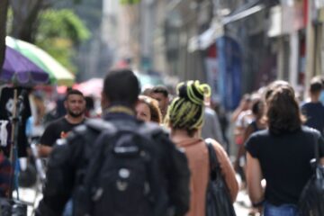 IBGE: renda média de trabalhador branco é 75,7% maior que de pretos