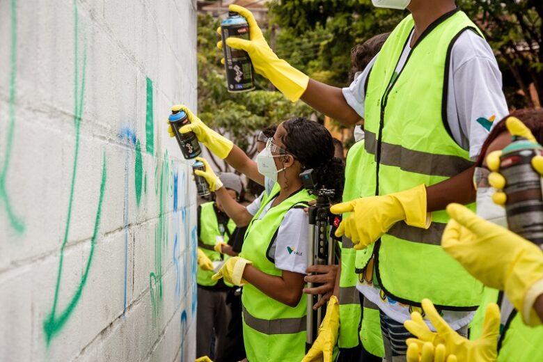 Projeto Arte no Muro, da Vale, colore a Avenida Ipiranga, em Itabira