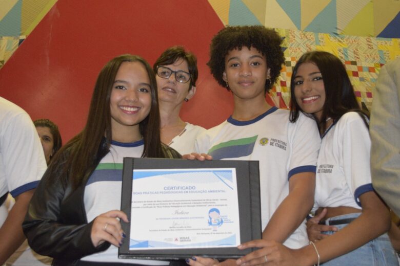 Alunos itabiranos recebem homenagem do Estado por trabalhos de educação ambiental