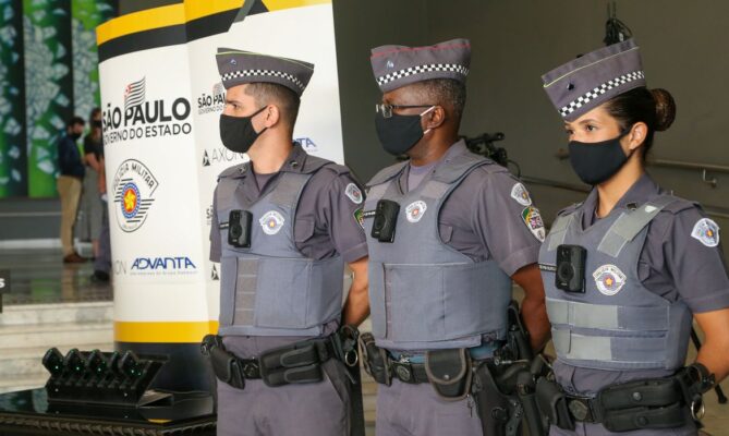 Câmeras instaladas em uniformes da PM de São Paulo evitaram 104 mortes