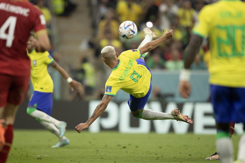 Faz a dança do Pombo! Gol de Richarlison é eleito o mais bonito da Copa