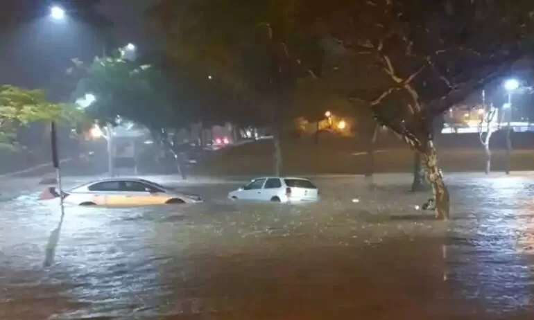 Bombeiros atendem a mais de 100 chamados referentes às chuvas em BH e região metropolitana