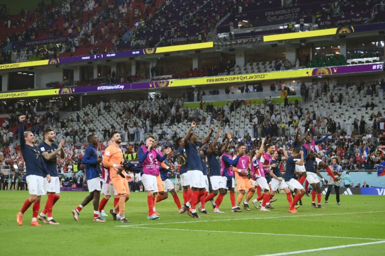 Copa do Mundo: França vence a Polônia com gols dos artilheiros Giroud e Mbappé