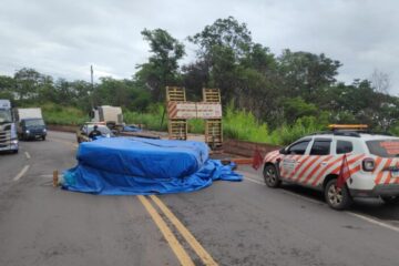 Sabará: carga excedente de caminhão cai e deixa trânsito lento na BR-381