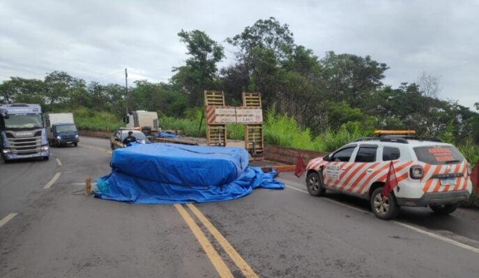 Sabará: carga excedente de caminhão cai e deixa trânsito lento na BR-381