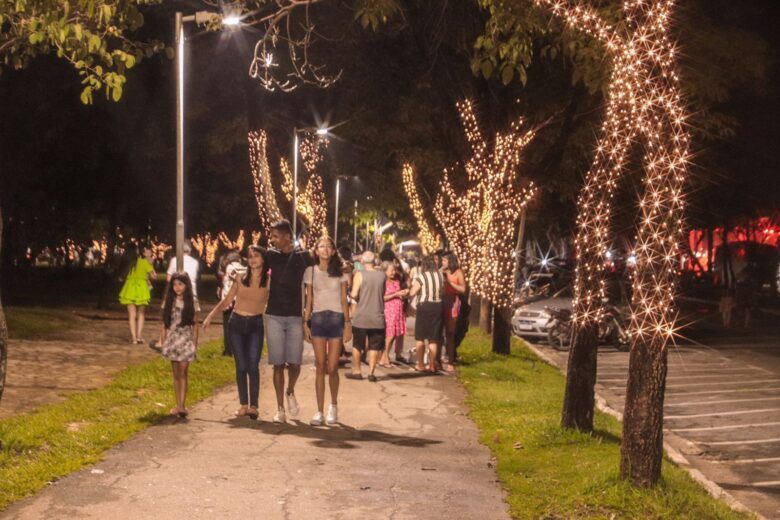 Ipatinga ilumina com luzes de Natal o seu principal cartão postal