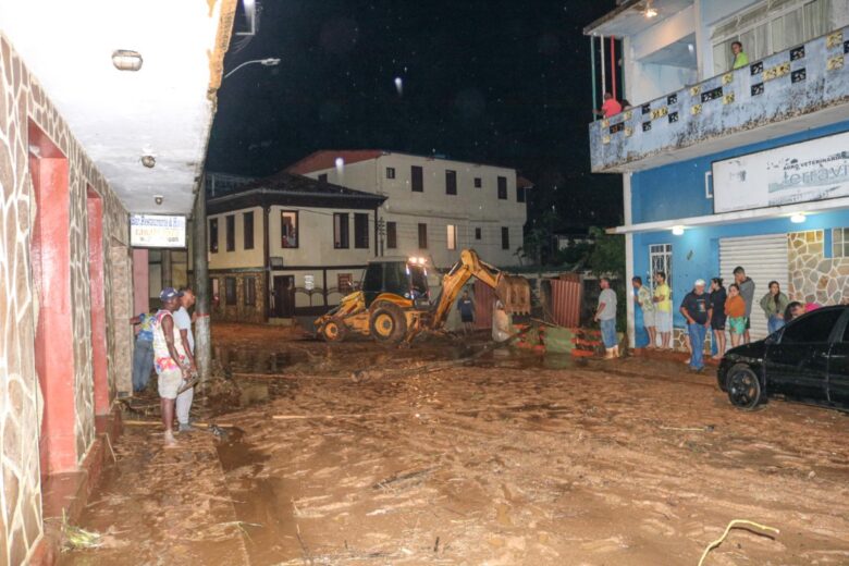 Forte chuva causa estragos em Dom Silvério; veja fotos