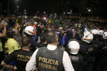Manifestantes tentam invadir PF após prisão de indígena