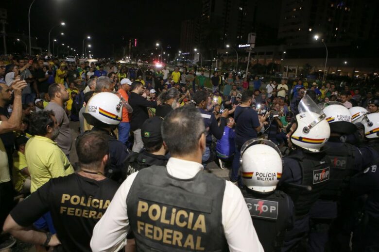 Manifestantes tentam invadir PF após prisão de indígena