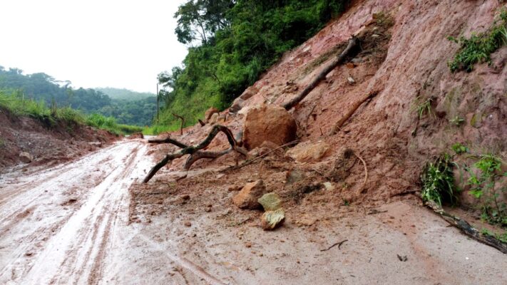 Ainda não pode passar! Motoristas "retiram" placas de sinalização e trafegam na estrada do Jacuí