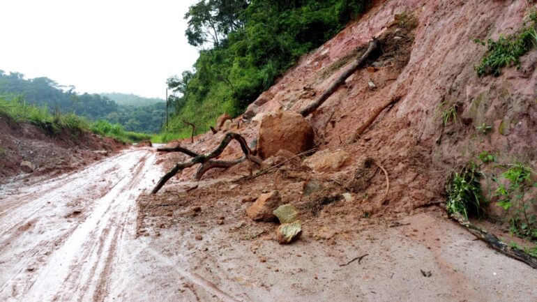 Ainda não pode passar! Motoristas “retiram” placas de sinalização e trafegam na estrada do Jacuí