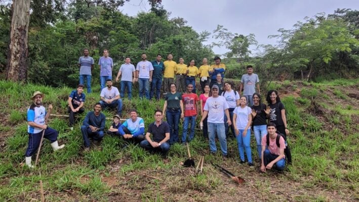 Diversas entidades participam de plantio de mudas no Parque do Areão de Monlevade