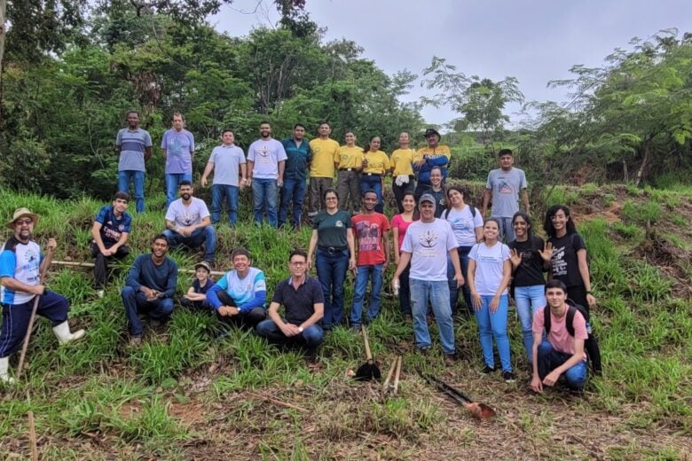 Diversas entidades participam de plantio de mudas no Parque do Areão de Monlevade