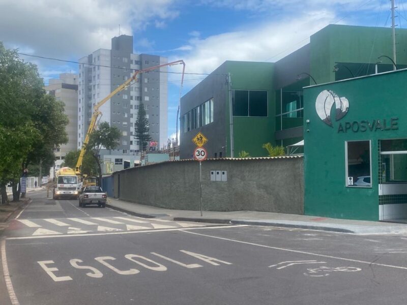 Itabira: interrupção de trânsito causa congestionamento na avenida Duque de Caxias 