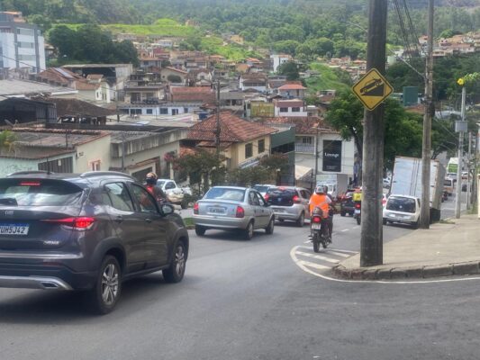 Itabira: interrupção de trânsito causa congestionamento na avenida Duque de Caxias