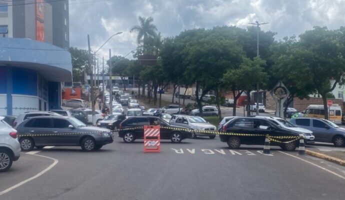 Itabira: interrupção de trânsito causa congestionamento na avenida Duque de Caxias