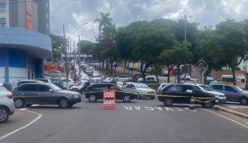 Itabira: interrupção de trânsito causa congestionamento na avenida Duque de Caxias