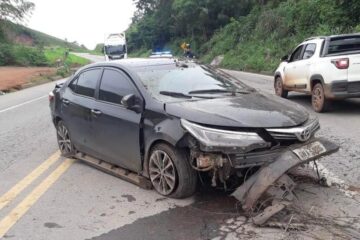 Corolla capota e mulheres ficam feridas na BR-116