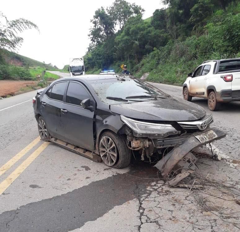 Corolla capota e mulheres ficam feridas na BR-116