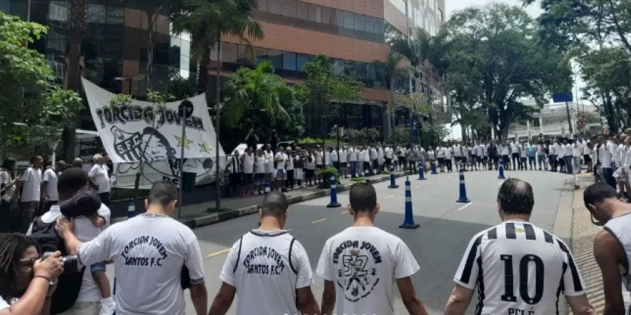 Torcedores do Santos se reúnem em frente a hospital e fazem vigília por Pelé