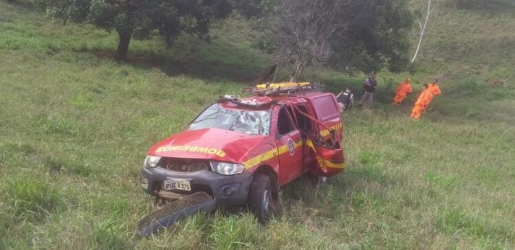 Bombeiros ficam feridos em acidente na LMG-736