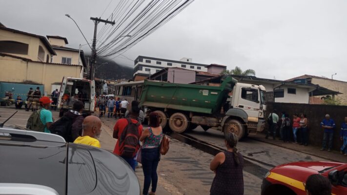 acidente-entre-onibus-e-caminhao-deixa-varios-feridos-em-mariana