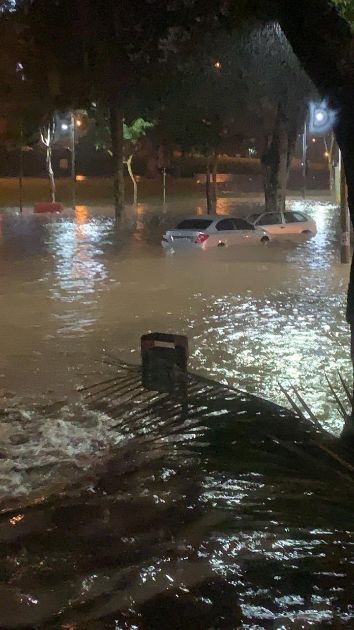 Forte chuva inunda campus da UFMG e asssusta estudantes nesta quarta-feira